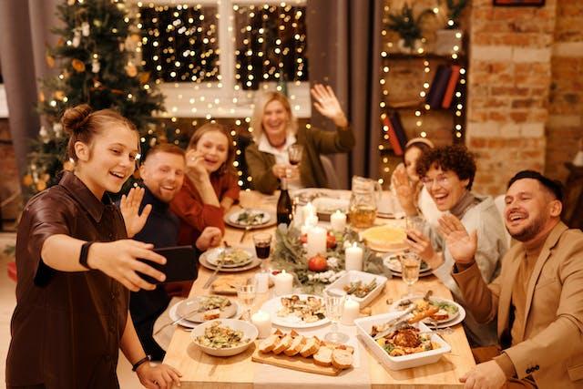 15 Heartwarming Photo Ideas for Family Gatherings- Featured Shot