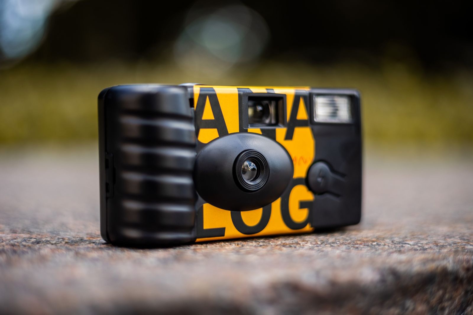 Disposable Cameras for Wedding Tables (Pros, Cons and Modern Alternatives)- Featured Shot